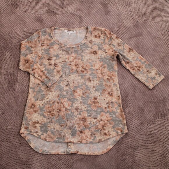 Rose + Olive Womens Top Size Medium Pink & Gray Floral Back Buttons 3/4 Sleeve - Picture 7 of 12